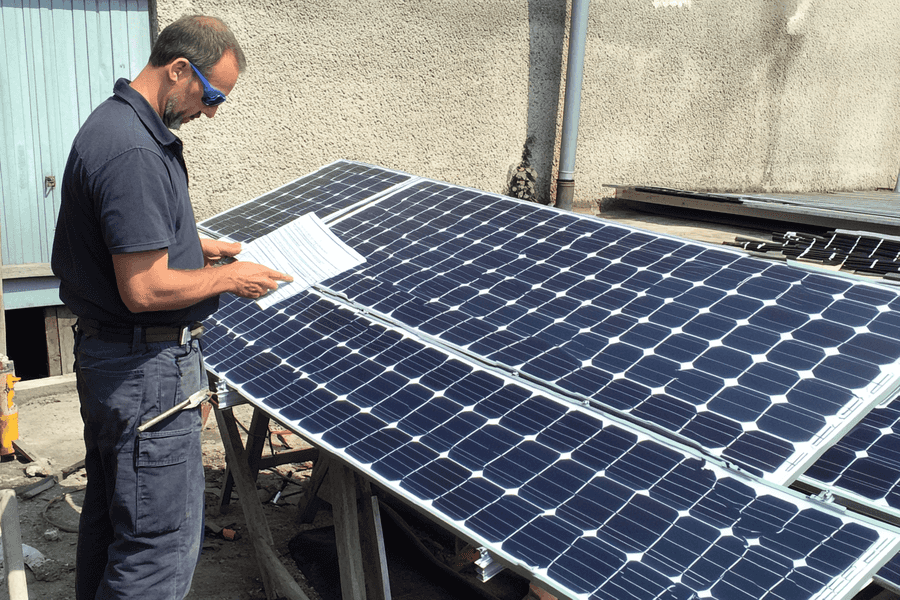 Aprende a evitar errores al instalar sistemas solares: asegúrate de la correcta orientación, elige soportes adecuados y realiza un buen dimensionamiento. No olvides el mantenimiento regular y selecciona proveedores cualificados. Protege tu inversión en energía renovable.